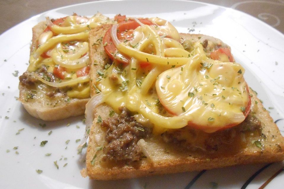 Überbackener Toast mit Hackfleisch