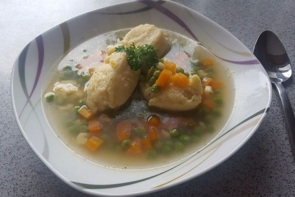 Schnelle Erbsensuppe mit Grießklößchen