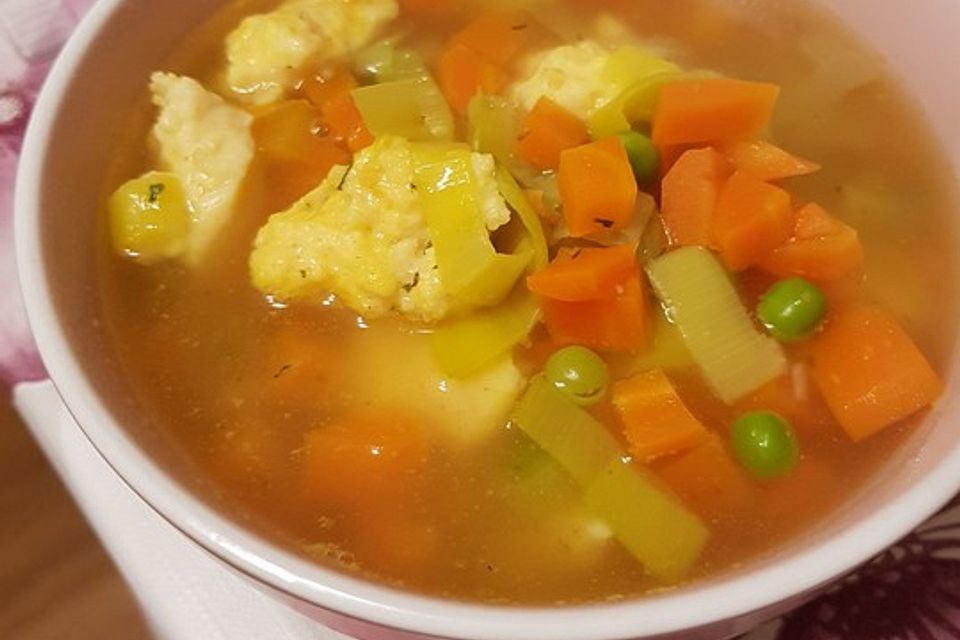 Schnelle Erbsensuppe mit Grießklößchen