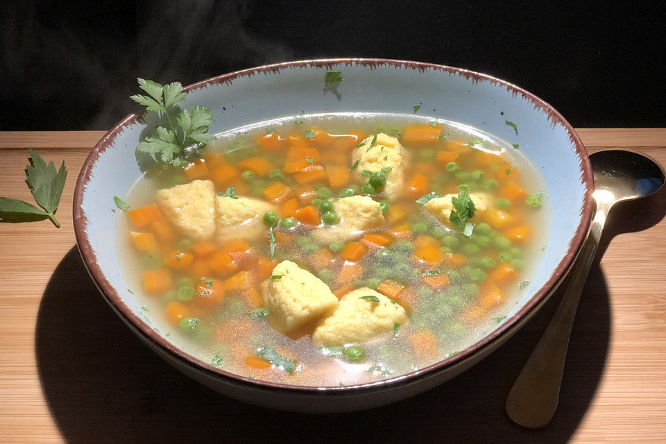 Schnelle Erbsensuppe mit Grießklößchen