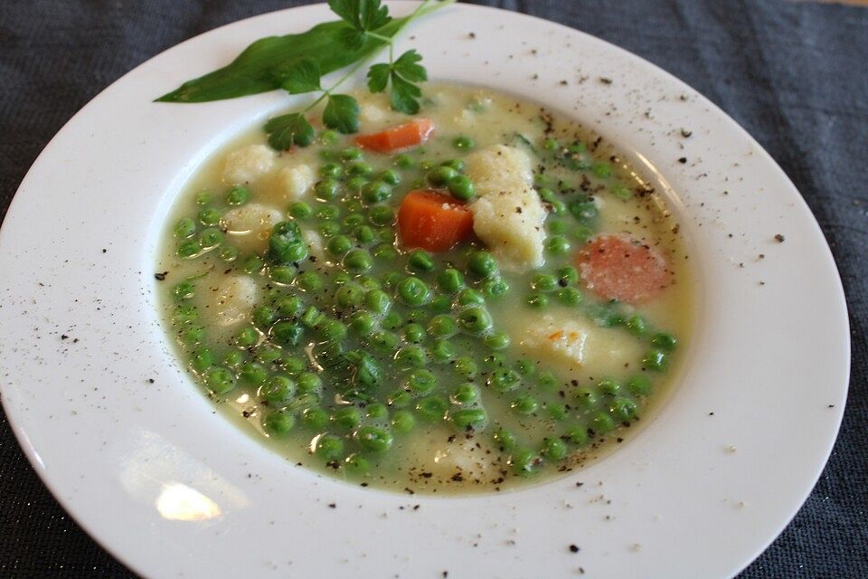 Schnelle Erbsensuppe mit Grießklößchen