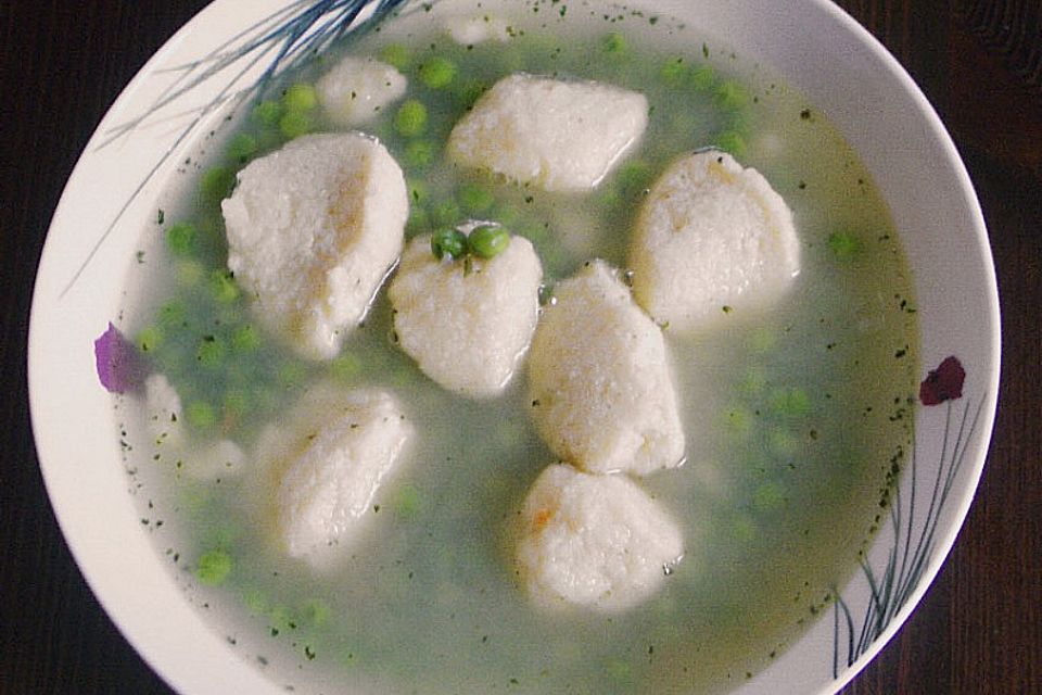 Schnelle Erbsensuppe mit Grießklößchen