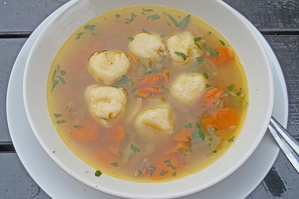 Schnelle Erbsensuppe mit Grießklößchen