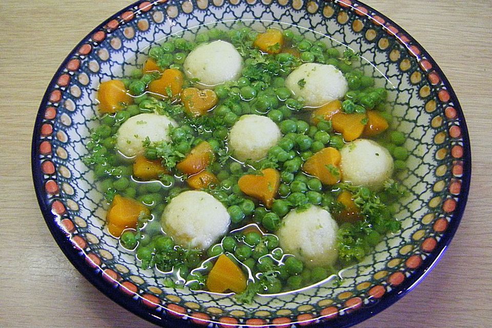 Schnelle Erbsensuppe mit Grießklößchen