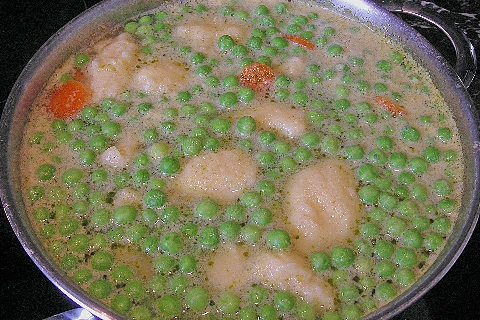 Schnelle Erbsensuppe mit Grießklößchen