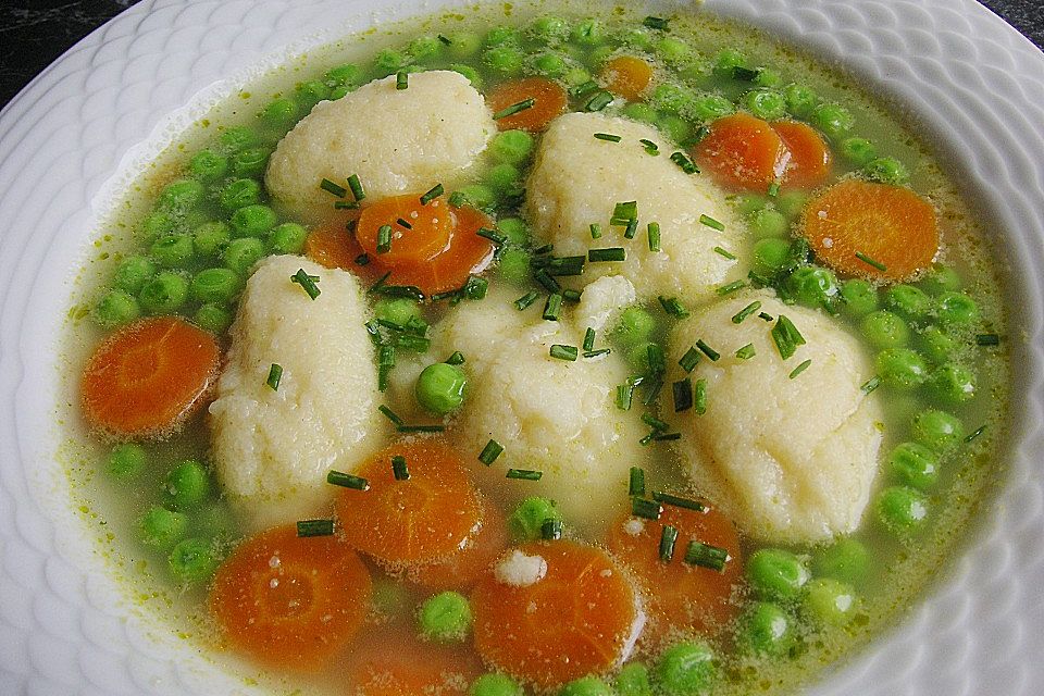 Schnelle Erbsensuppe mit Grießklößchen