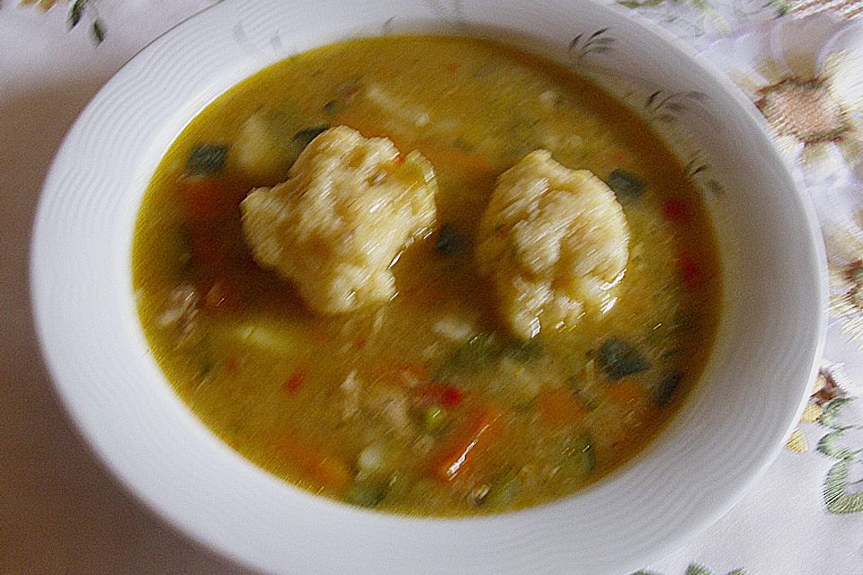 Schnelle Erbsensuppe mit Grießklößchen