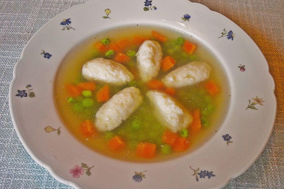 Schnelle Erbsensuppe mit Grießklößchen