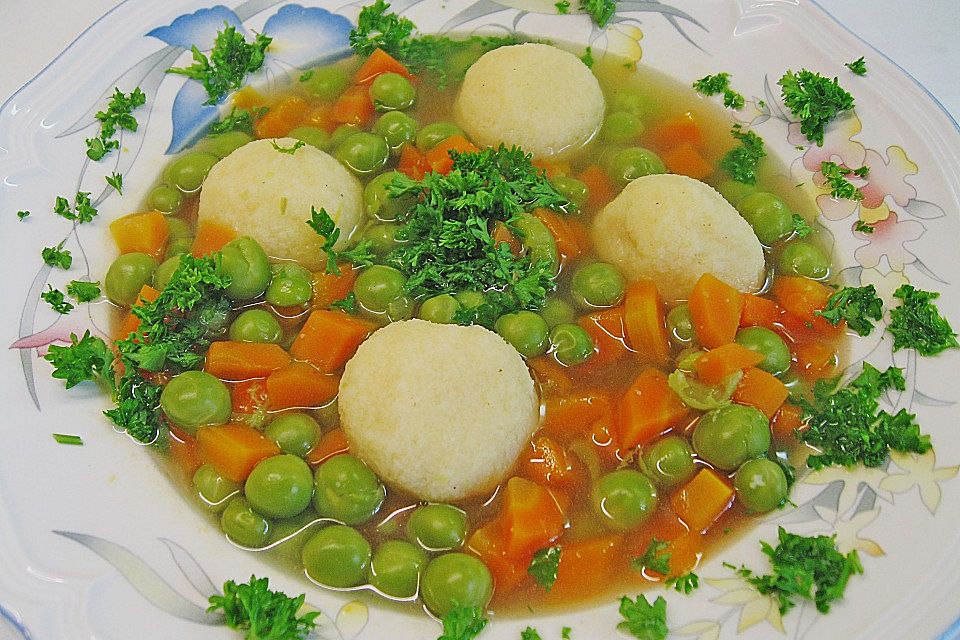 Schnelle Erbsensuppe mit Grießklößchen