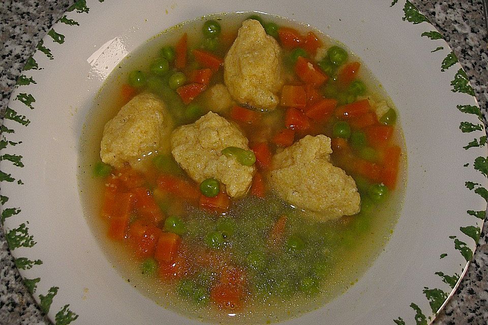 Schnelle Erbsensuppe mit Grießklößchen