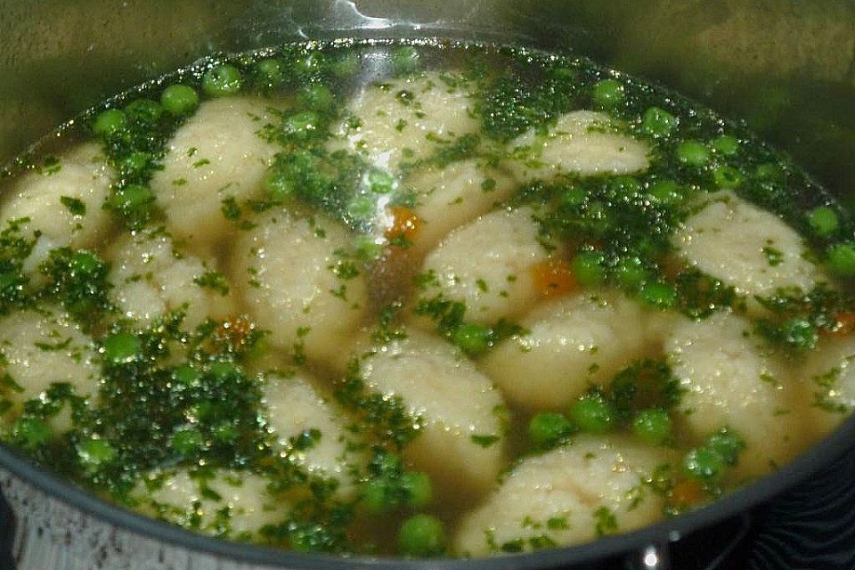 Schnelle Erbsensuppe mit Grießklößchen