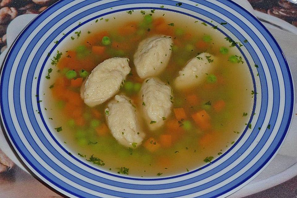 Schnelle Erbsensuppe mit Grießklößchen