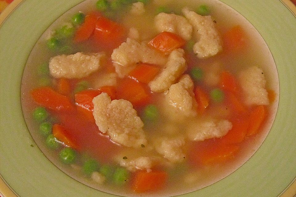 Schnelle Erbsensuppe mit Grießklößchen