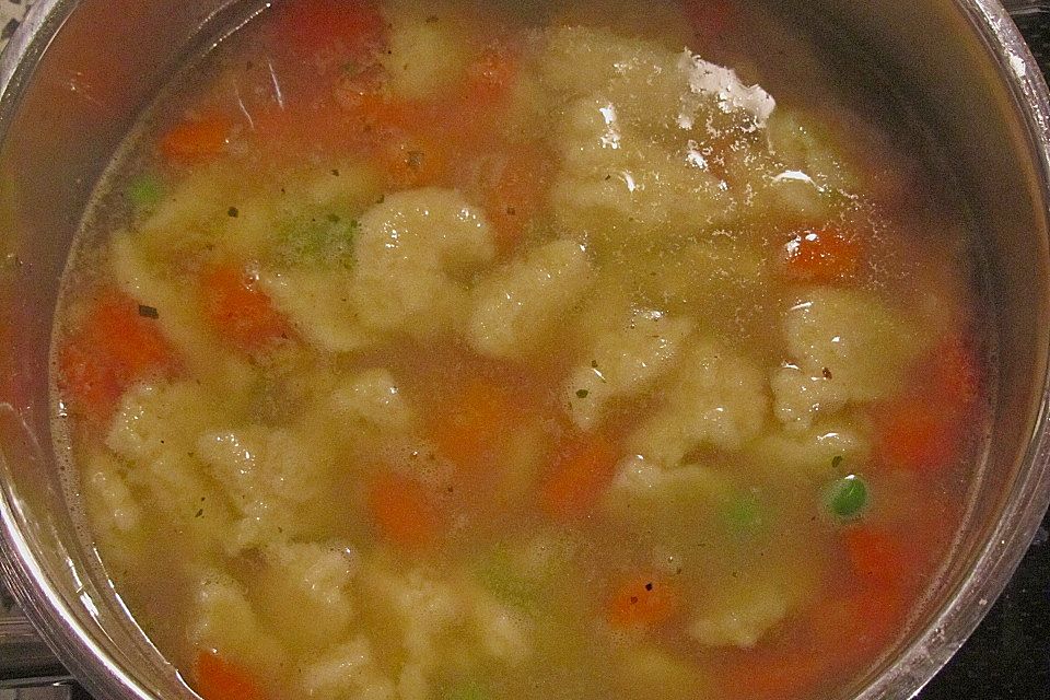 Schnelle Erbsensuppe mit Grießklößchen