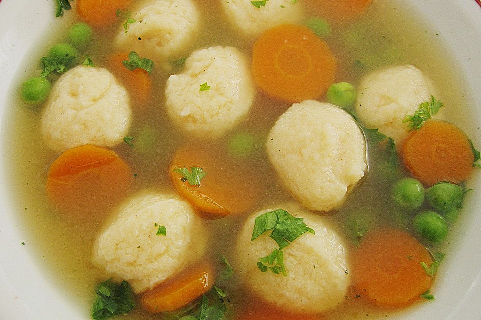 Schnelle Erbsensuppe mit Grießklößchen