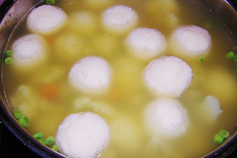 Schnelle Erbsensuppe mit Grießklößchen