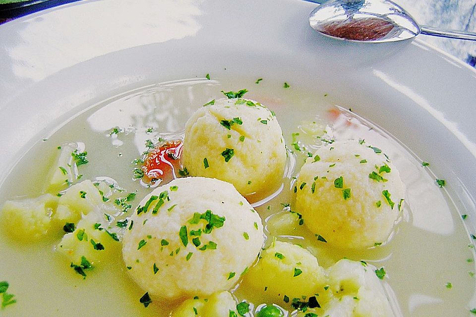 Schnelle Erbsensuppe mit Grießklößchen