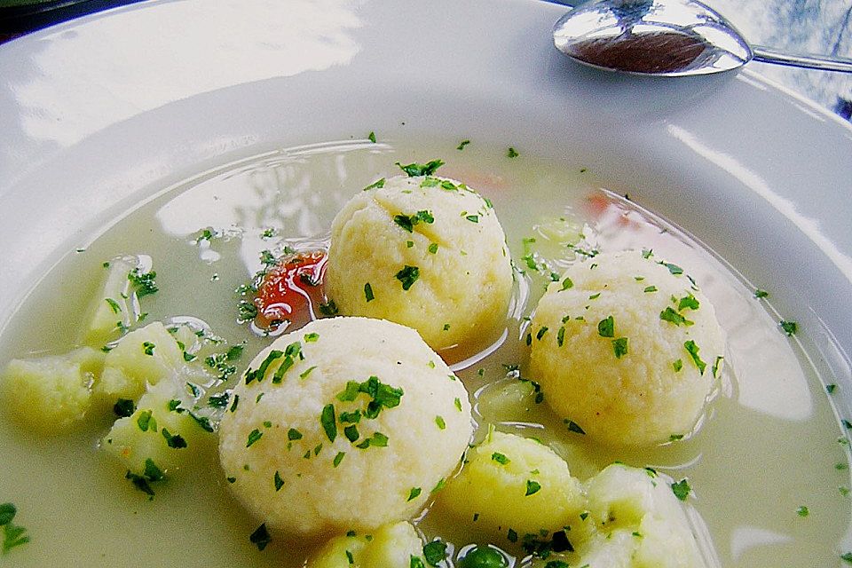 Schnelle Erbsensuppe mit Grießklößchen