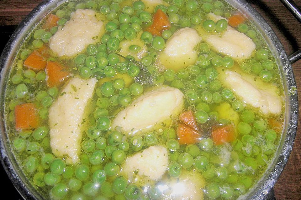 Schnelle Erbsensuppe mit Grießklößchen