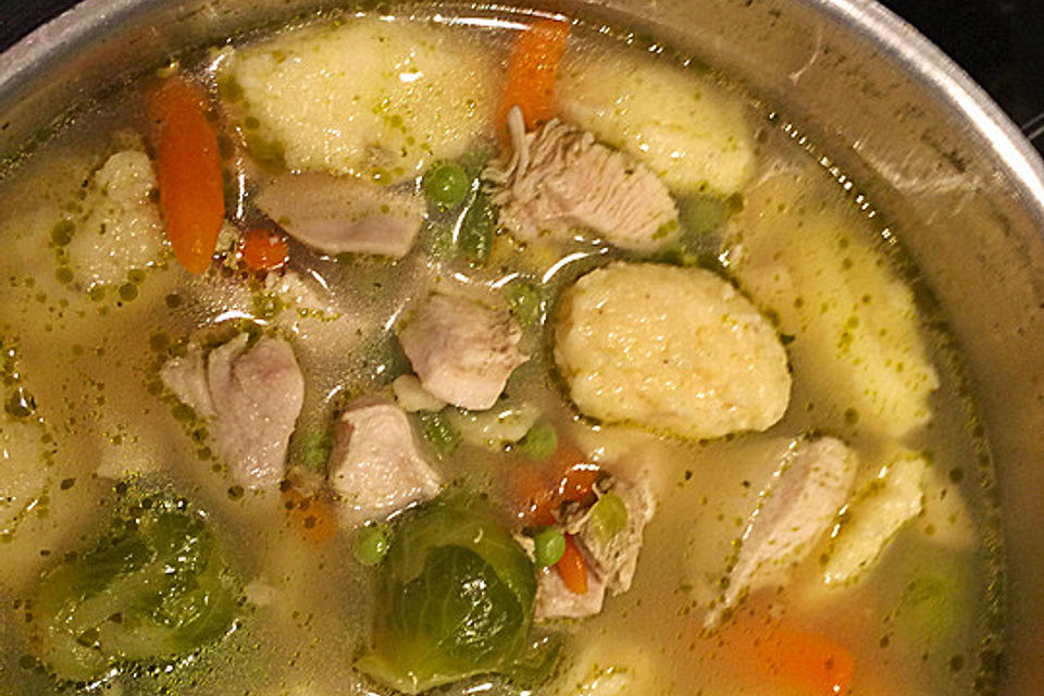 Schnelle Erbsensuppe mit Grießklößchen