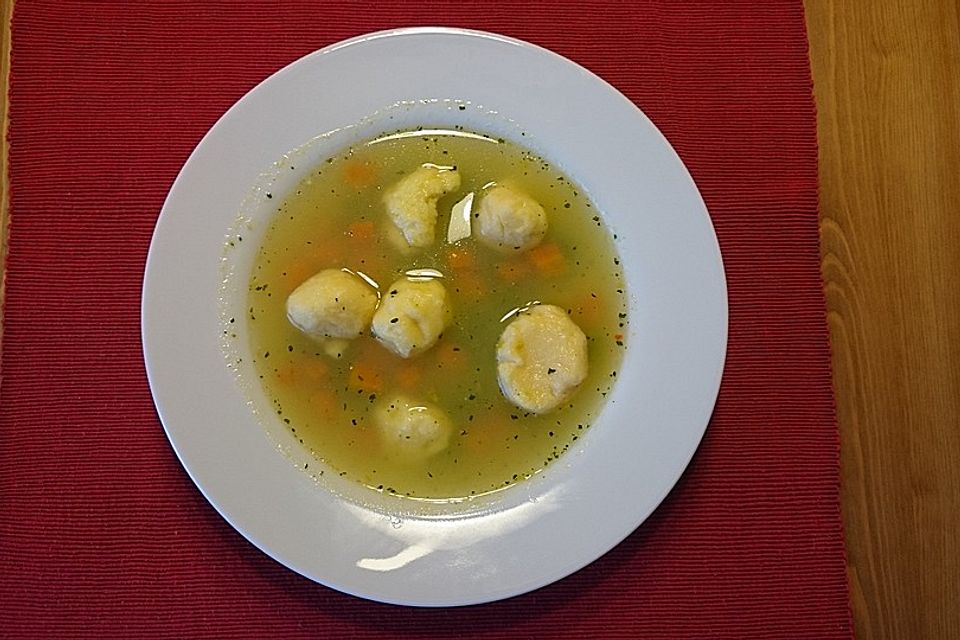 Schnelle Erbsensuppe mit Grießklößchen