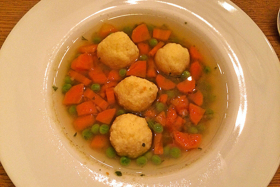 Schnelle Erbsensuppe mit Grießklößchen