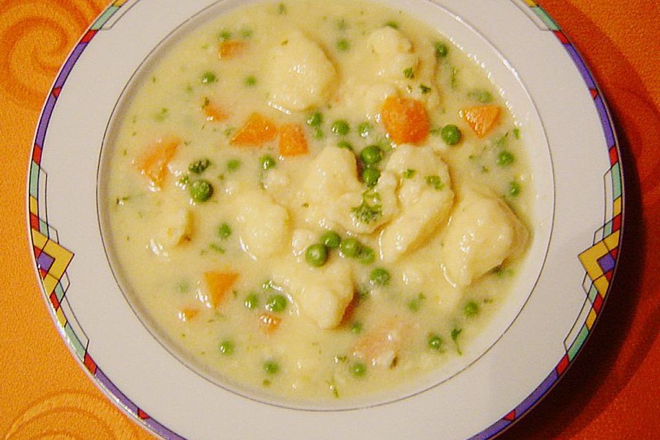 Schnelle Erbsensuppe mit Grießklößchen