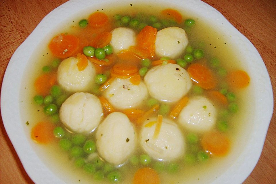 Schnelle Erbsensuppe mit Grießklößchen