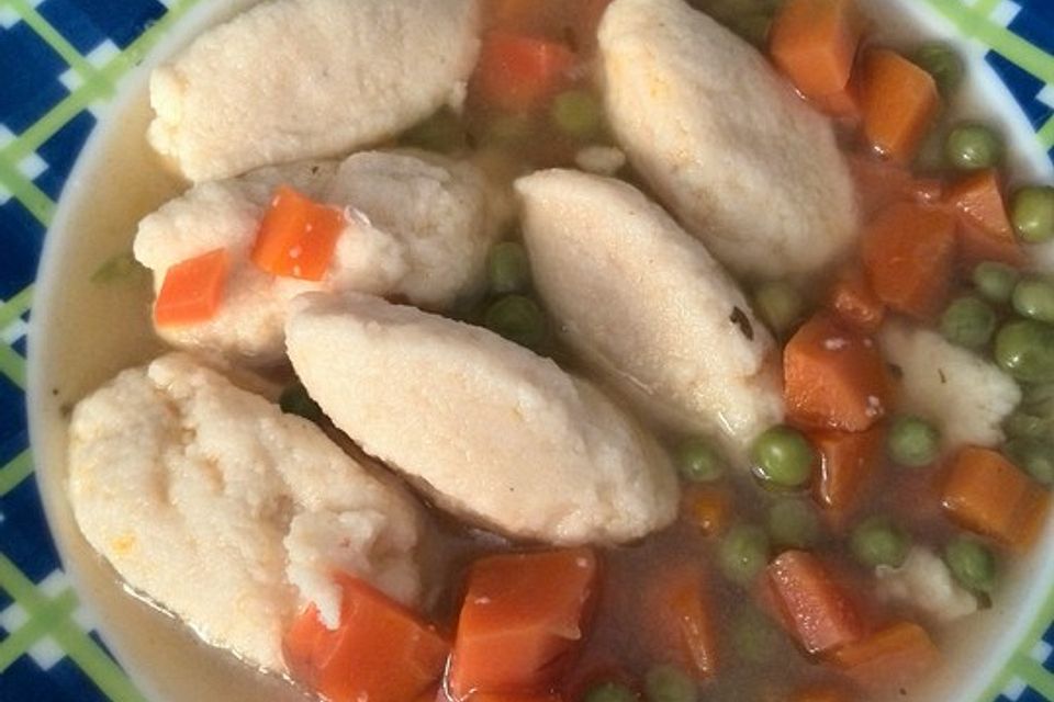 Schnelle Erbsensuppe mit Grießklößchen