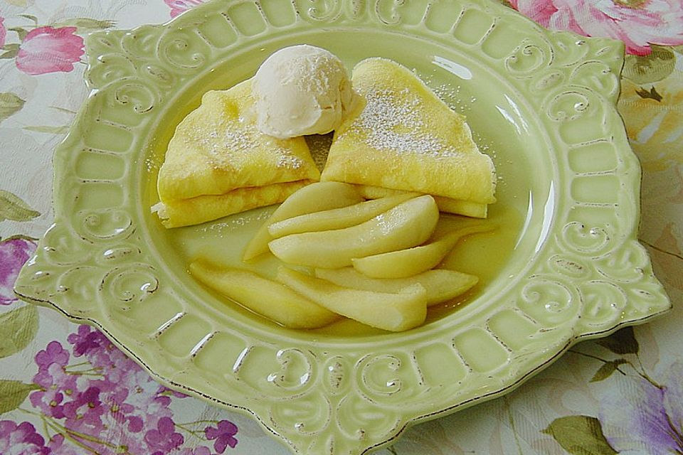 Crêpes mit heißen Birnen