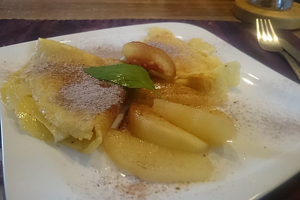 Crêpes mit heißen Birnen