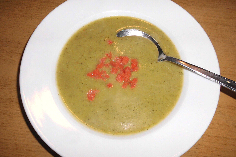 Brokkolicremesuppe mit Räucherlachs