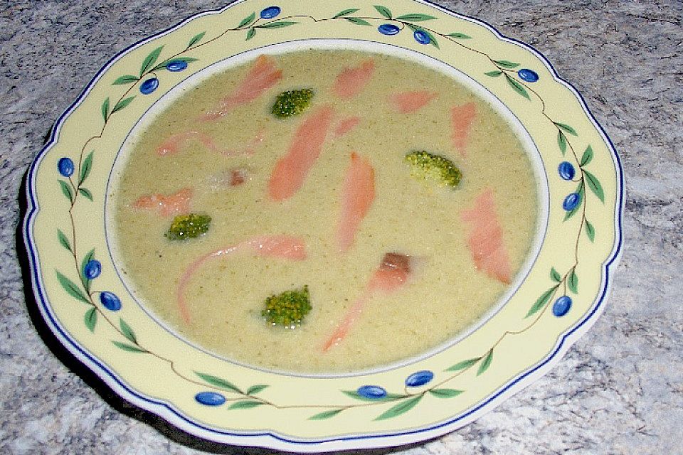 Brokkolicremesuppe mit Räucherlachs