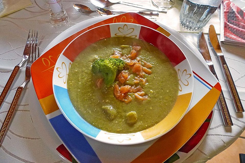 Brokkolicremesuppe mit Räucherlachs