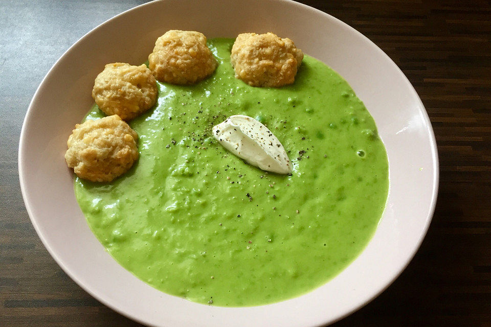 Erbsensuppe mit Käsebällchen