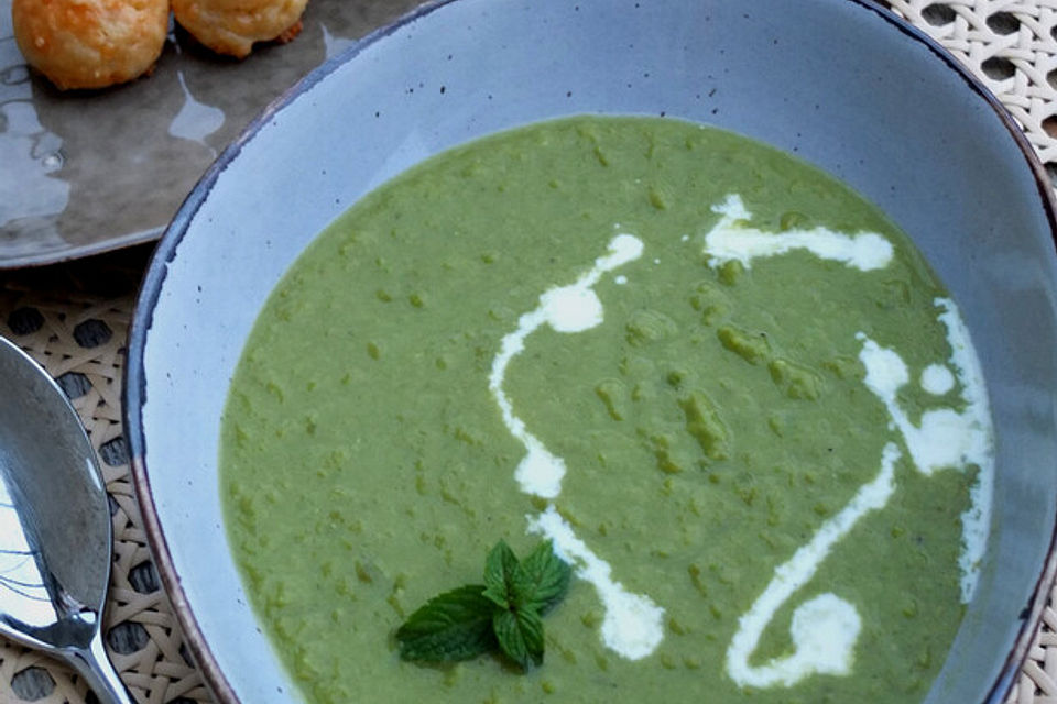 Erbsensuppe mit Käsebällchen