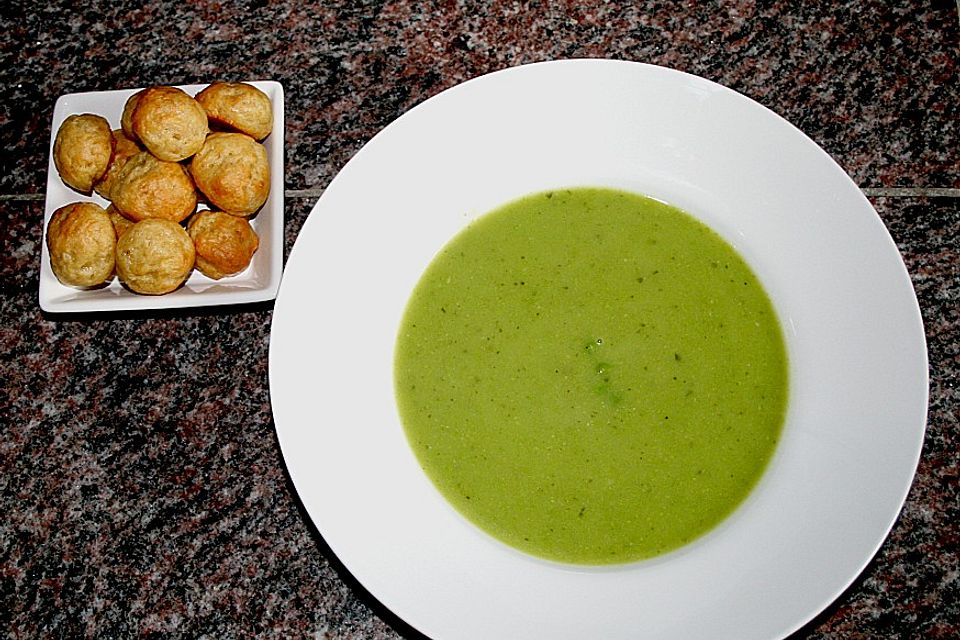 Erbsensuppe mit Käsebällchen