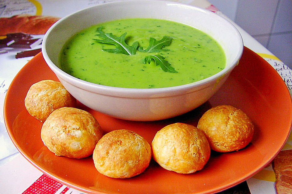 Erbsensuppe mit Käsebällchen