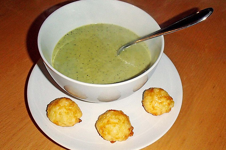 Erbsensuppe mit Käsebällchen