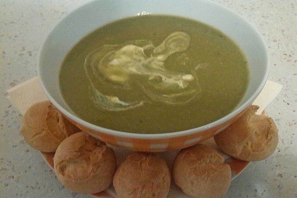 Erbsensuppe mit Käsebällchen