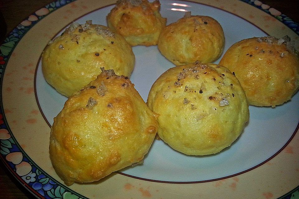 Erbsensuppe mit Käsebällchen