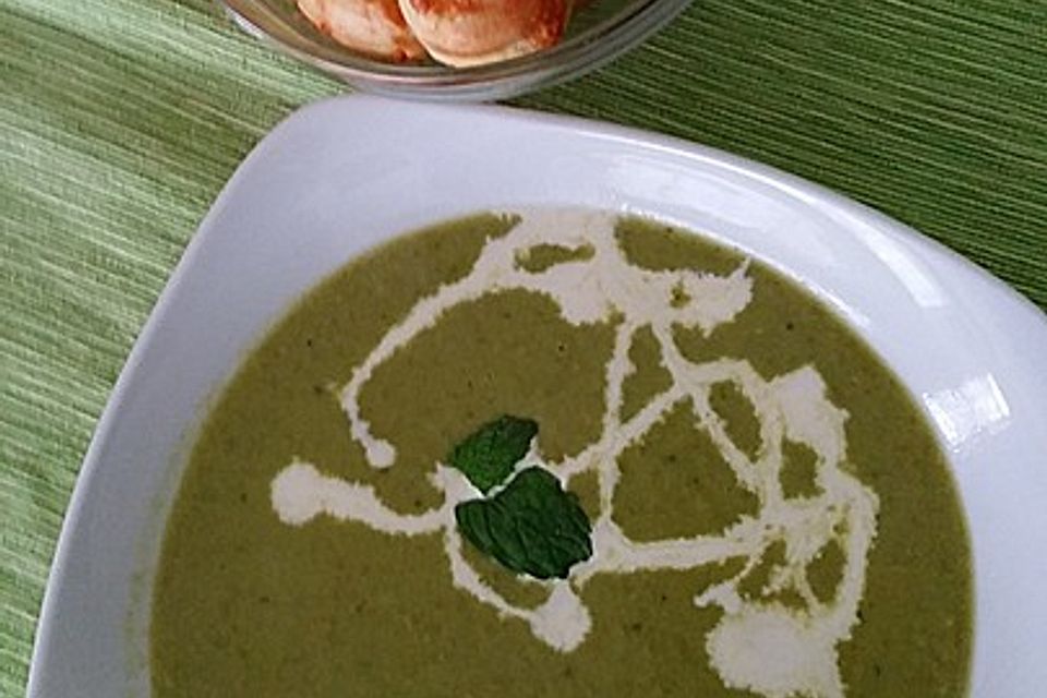 Erbsensuppe mit Käsebällchen