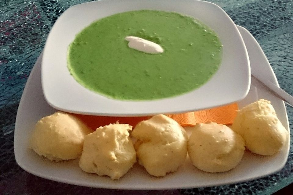 Erbsensuppe mit Käsebällchen