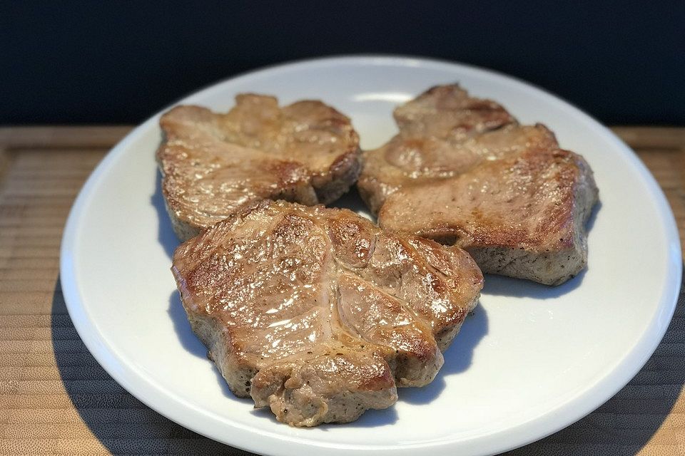 Schweinenackensteaks in Altbiermarinade