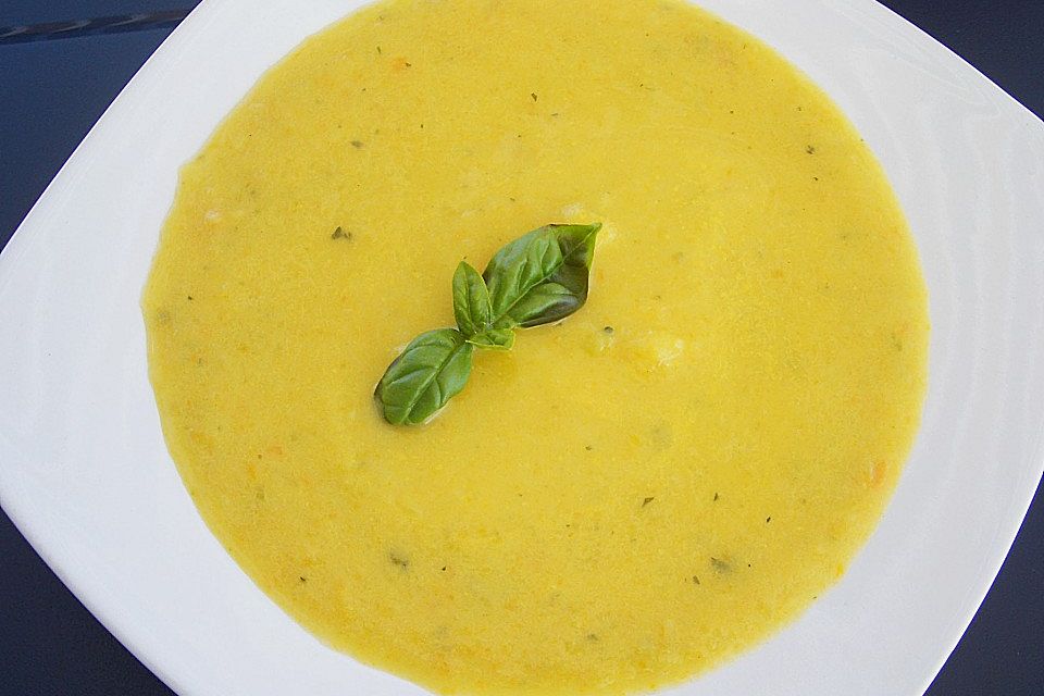 Zucchini - Cremesuppe mit Curry