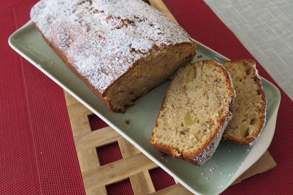 Nusskuchen mit Äpfeln