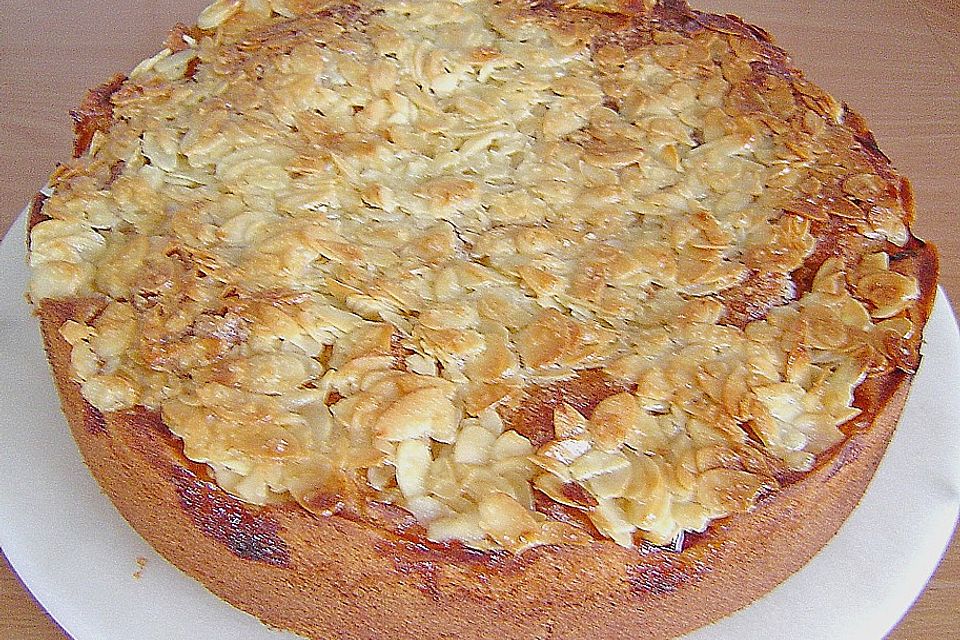 Aprikosenkuchen mit Mandelhaube