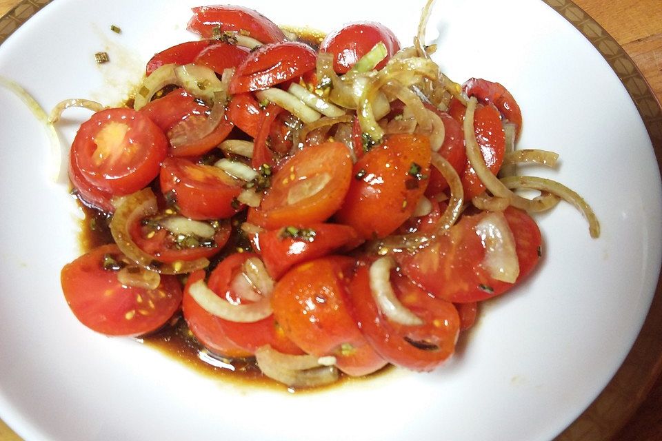 Tomaten - Zwiebel - Salat