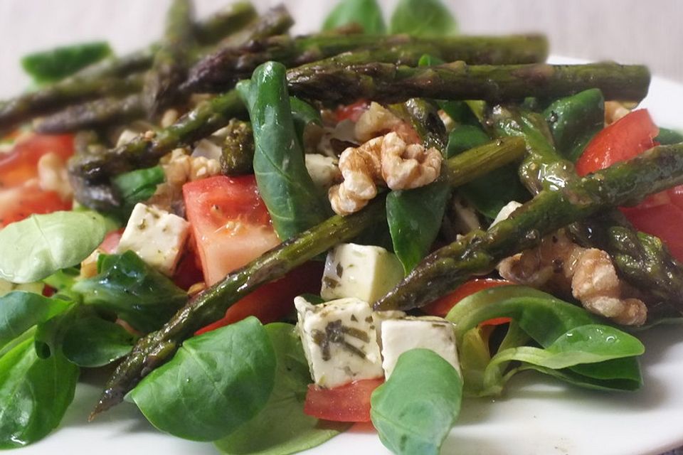 Salatvariation mit gebratenem Spargel