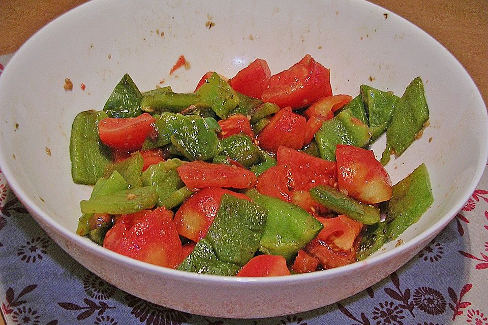 Grüner Paprika mit Tomaten